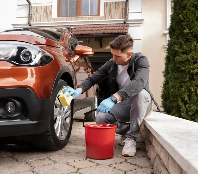 Lavage auto à domicile Châteauneuf : professionnel intervenant sur un véhicule